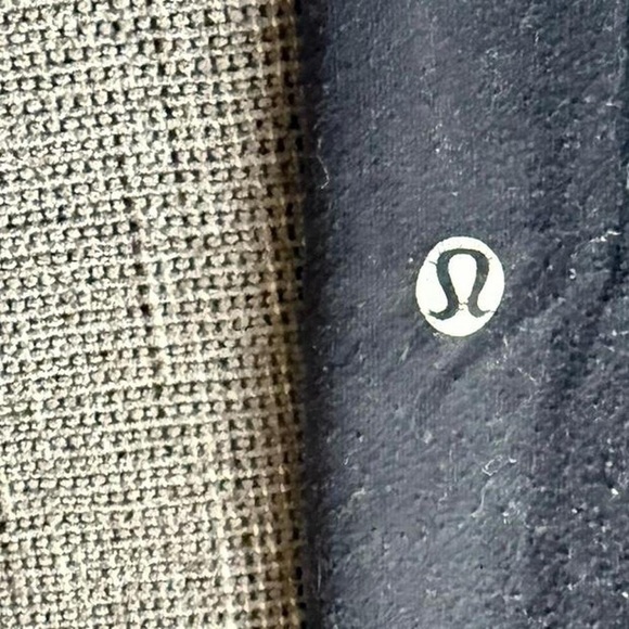 Black and grey Lululemon joggers #lululemon #joggers
Inseam 32'
Waist 12'
Small - Picture 4 of 4